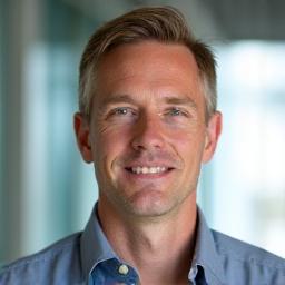 Portrait von Jonas Schmidt, Leiterin Betrieb bei Alpenström Aquaculture